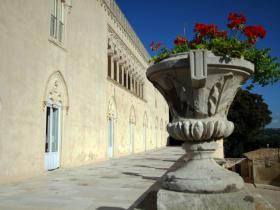 balcone fiorito del Castello di Donnafugata