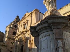 statua e la chiesa di san francesco all'immacolata
