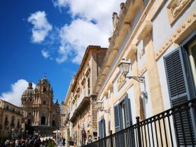 Circolo Conversazione in Piazza Duomo a Ragusa Ibla