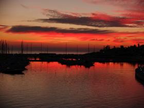 porto turistico al tramonto