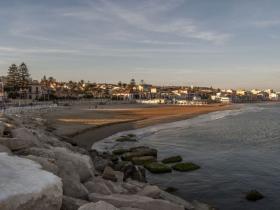 spiaggia dal porto turistico di Marina di Ragusa