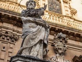 statua della chiesa di San Pietro di Modica