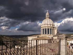 cielo nuvoloso di Ragusa Ibla in inverno sopra la cupola di San Giorgio