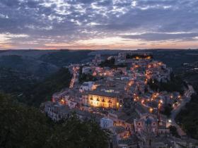 Ragusa Ibla al tramonto dalla chiesta di Santa Lucia