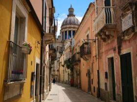 la caratteristica via Bocchieri di Ragusa Ibla